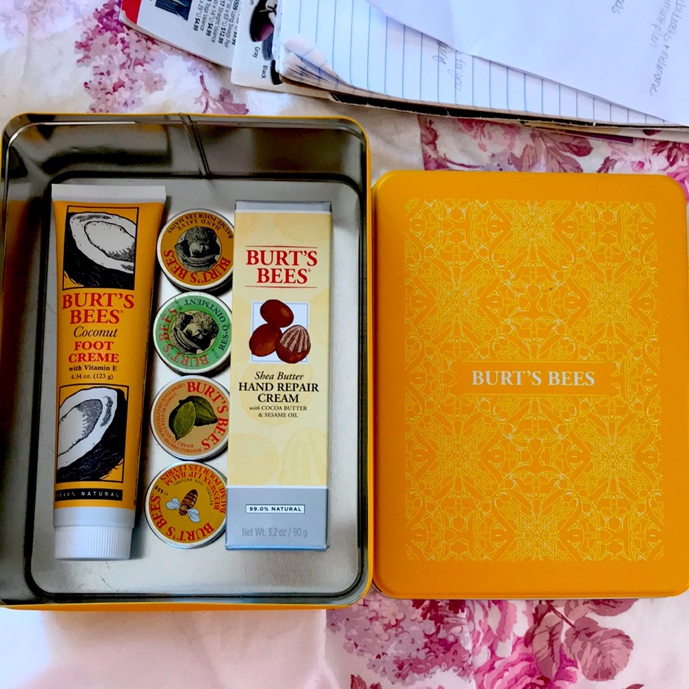 NWT Burt’s bees ultimate gift box !!!